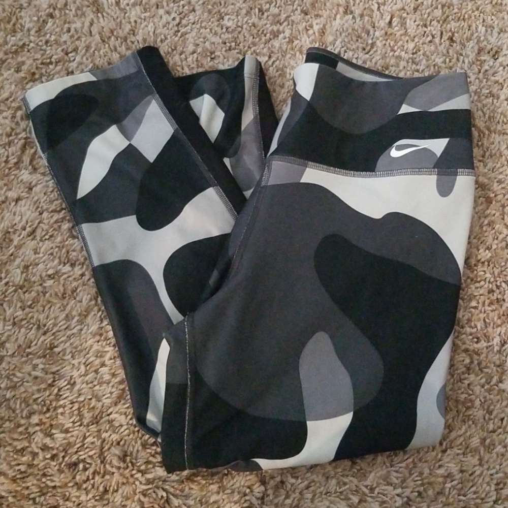 Cropped Nike Camo Leggings